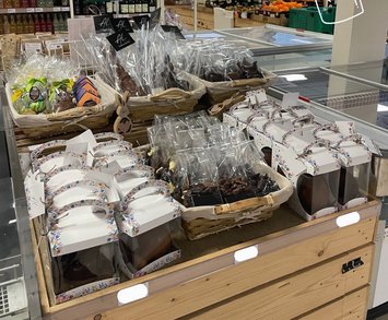 Étal de chocolats et paniers garnis