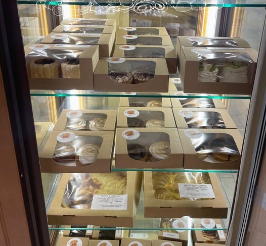 La vitrine de l'espace pâtisserie